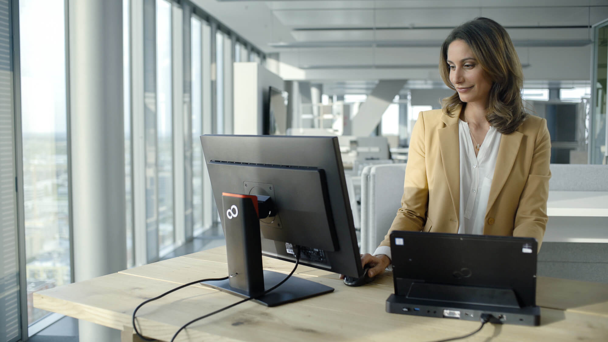 RS49651_Woman in the office-lpr(1)